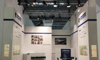 Holzbaustand mit Digitaldrucken. 