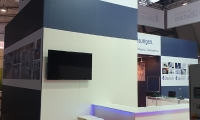 Holzbaustand mit Digitaldrucken. 