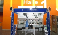 Systemstand mit kassettierten Wänden und aufgeständerter Decke mit Plexiglasfüllung.