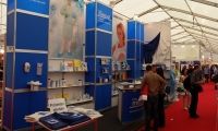 Systemstand mit kassettierter Wand und Digitaldrucken auf den Modulen. Außerdem vorgehängtes Banner an der Wand.