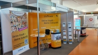 Systemstand mit umlaufender Blende und Roll Up.