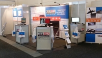 Systemstand mit PC - Podesten und Kunden eigenem Display.  