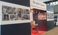 Holzbaustand mit Digitaldrucken. 
