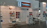 Systemstand mit Wandregalen und Deckenbanner.