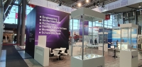 Holzbaustand mit voll flächigen Digitaldrucken. 