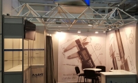 Systemstand mit vorgehängten Bannern und Strukturdecke.