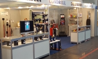 Systemstand mit umlaufender Blende und hinterleuchtetem Drehwürfel