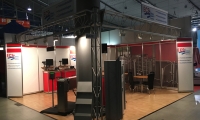 Systemstand mit aufgeständerter Decke und Aufsatzschildern.