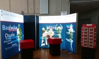Mischbaustand mit hinterleuchteten Bannern. 