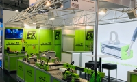 Systemstand mit hinterleuchtetem Banner. 