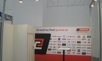 Mischbaustand mit eingespanntem Banner und vorgehängter Wand mit aufgeständerter Decke.