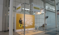 Mischbaustand mit eingespanntem Banner und aufgeständerter Decke.