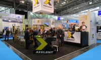 Individualbauweise mit Theke in X Form und Bühne für Gastauftritt und Präsentationen.
