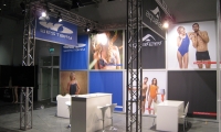 Mischbaustand mit eingespannten Bannern in Kassettenoptik und aufgeständerter Decke.