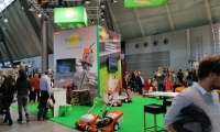 Mit Holz verkleidete Kabine und abgehängter Deckenkonstruktion mit Bannerkuben. 