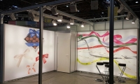 Mischbaustand mit eingespannten und hinterleuchteten Bannern und aufgeständerter Decke.