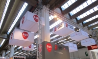Mischbaustand aus vorgehängten Wänden mit Digitaldrucken und abgehängter Bannerkuben-Landschaft als Decke.