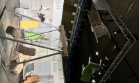 Mischbaustand mit eingespannten Banner und Exponaten von der Decke abgehangen.