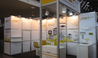 Systemstand mit kassettierter Rückwand und Deckenüberbau aus Maximaträgern.