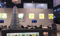 Individualstand bestehend aus Memory Wall Wandsystem. Einzelne Wandmodule hinterleuchtet mit Digitaldrucken. Zudem Flaschenturm aus Plexiglas und LED-Beleuchtung.