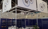 Systemstand mit aufgeständerter Decke. 