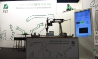 Holzbaustand mit Wandgrafiken.