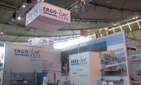 Mischbaustand mit eingespannten Bannern und vorgehängten Wänden mit Digitaldrucken. Abgehängter Bannerkubus als Decke.
