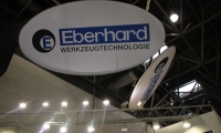 Ovales Banner über Messestand in Düsseldorf auf der K' 2013