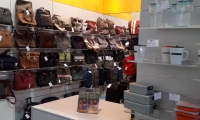 Systemstand mit Ablagen an den Wänden.