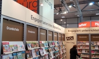 Systemstand mit Grafiken an den Wänden.