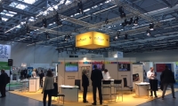 Systemstand mit abgehängter Deckenkonstruktion und bedrucktem PVC Boden.