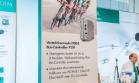 Mischbaustand mit individuell gebauter Holzstehle.