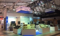 Mischbaustände aus vorgehängten Wänden mit Digitaldrucken und abgehängten Bannerkuben.