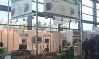 Systemstand mit aufgeständerter Decke.