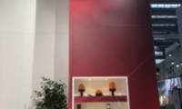 Mischbaustand mit vorgehängten Wänden mit vollflächigen Digitaldrucken und eingebauter Vitrine.