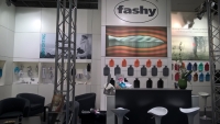 Individualstand bestehend aus Memory Wall Wandsystem mit Digitaldrucken und eingebauter Vitrine.