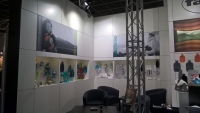 Individualstand bestehend aus Memory Wall Wandsystem mit Digitaldrucken und eingebauter Vitrine.