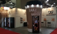 Individualstand mit vorgehängten Wänden und Kaffee to go Becher aus Holz gebaut mit Einlass für Kaffeemaschine.