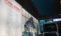 Systemstand mit Kassettenwand mit vollflächigem Digitaldruck und eingespanntem Banner. Abgehängter Bannerkubus als Decke.