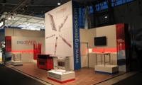 Hochwertiger Individualmessestand mit Memory Wall auf der Messe Motek in Stuttgart