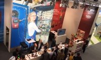 Mischbaustand mit hinterleuchteten Bannern.