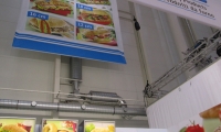 Mischbaustand mit vorgehängten Wänden mit vollflächigen Digitaldrucken. Abgehängte Banner als Decke.