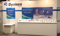 Individualstand auf der Messe K' in Düsseldorf. Ansicht der hochwertigen Bar mit schräger Fläche und befestigten Exponaten