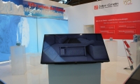 Individualstand bestehend aus vorgehängten Wandmodulen und eingespanntem und hinterleuchtetem Banner. Außerdem speziell angefertigtem Eisbergmodell und 3D-Schriftzug.