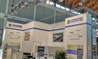 Holzbaustand mit abgehängtem Logoelement. 