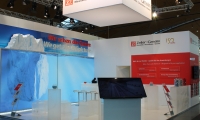 Individualstand bestehend aus vorgehängten Wandmodulen und eingespanntem und hinterleuchtetem Banner. Außerdem speziell angefertigtem Eisbergmodell und 3D-Schriftzug.
