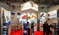 Systemstand mit abgehängter Deckenkonstruktion.