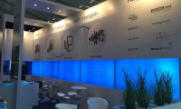 Mischbaustand mit vorgehängten Wänden mit vollflächigen Digitaldrucken und LED Beleuchtung. Holzüberbau als Decke.
