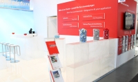 Individualstand bestehend aus vorgehängten Wandmodulen und eingespanntem und hinterleuchtetem Banner. Außerdem speziell angefertigtem Eisbergmodell und 3D-Schriftzug.