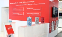 Individualstand bestehend aus vorgehängten Wandmodulen und eingespanntem und hinterleuchtetem Banner. Außerdem speziell angefertigtem Eisbergmodell und 3D-Schriftzug.